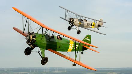 Auf dem ehemaligen Agrarflugplatz Bienenfarm bei Nauen im Havelland stellt der Fluggeräte-Verein Quax nicht nur historische Flugzeuge aus. Die Oldtimer heben noch regelmäßig ab. 