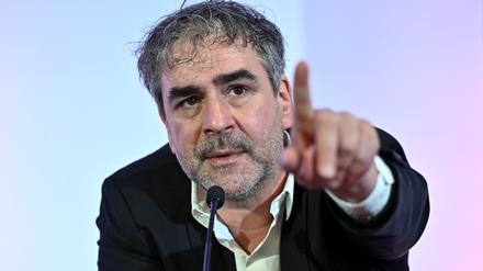 Deniz Yücel bei der PEN-Mitgliederversammlung, die über die erst im Oktober eingesetzte Spitzenriege unter dem zum Präsidenten gewählten Journalisten entscheiden. 