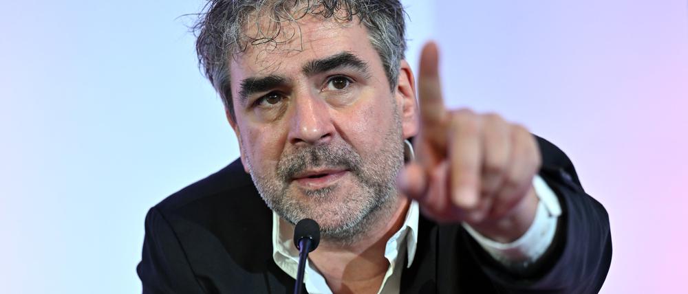 Deniz Yücel bei der PEN-Mitgliederversammlung, die über die erst im Oktober eingesetzte Spitzenriege unter dem zum Präsidenten gewählten Journalisten entscheiden. 