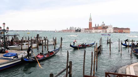 Anreise zu den schönsten Ausstellungsorten - per Gondel wie hier, Vaporetto oder Wassertaxi. 