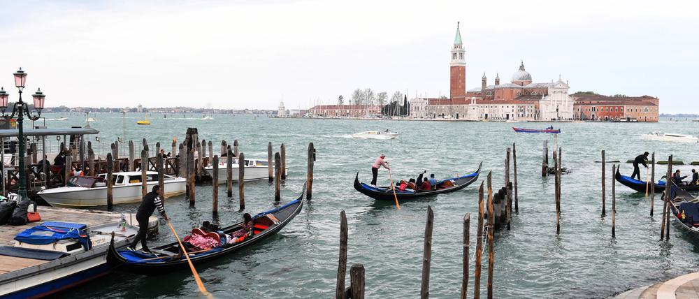 Anreise zu den schönsten Ausstellungsorten - per Gondel wie hier, Vaporetto oder Wassertaxi. 