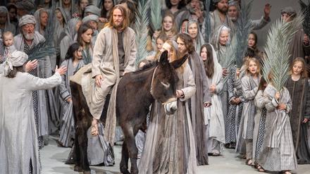 Jesus (Frederik Mayet) zieht in Jerusalem ein. Nicht lange und die Laiendarsteller im Oberammergauer
Passionstheater rufen „Kreuziget ihn!“.