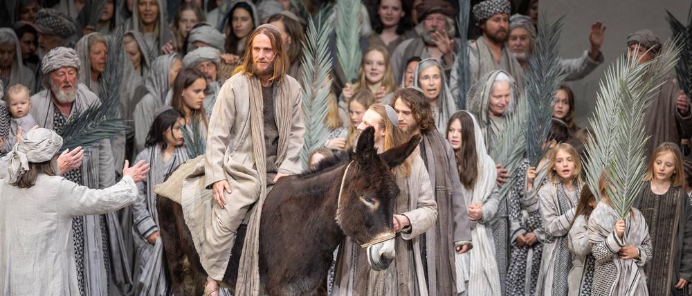 Jesus (Frederik Mayet) zieht in Jerusalem ein. Nicht lange und die Laiendarsteller im Oberammergauer
Passionstheater rufen „Kreuziget ihn!“.