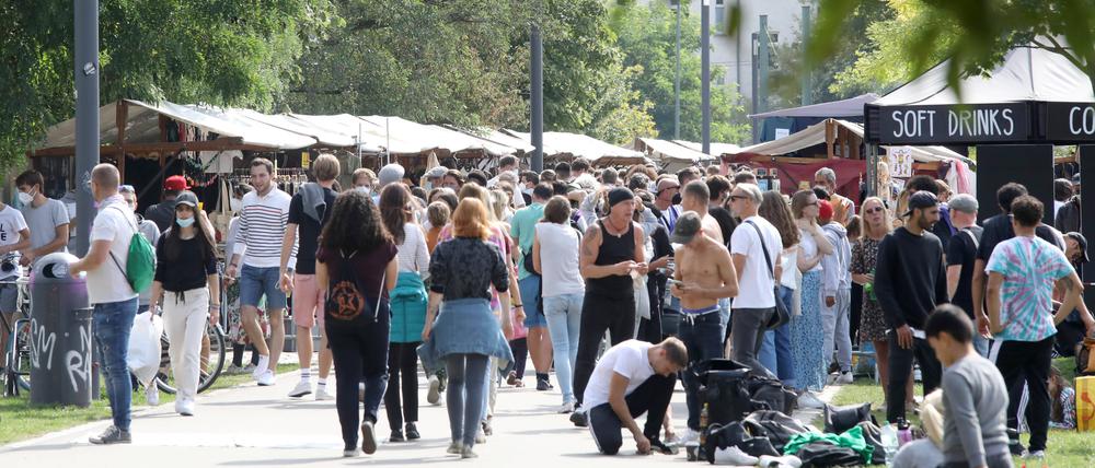 Auf Berlins Flohmärkten geht das große Drängeln wieder los.