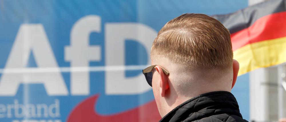 Ein Besucher der Abschlussveranstaltung zum Landtagswahlkampf der AfD hört den Reden der Spitzenkandidaten zu. +++ dpa-Bildfunk +++