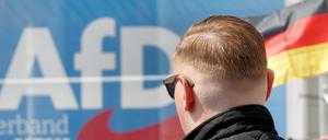 Ein Besucher der Abschlussveranstaltung zum Landtagswahlkampf der AfD hört den Reden der Spitzenkandidaten zu. +++ dpa-Bildfunk +++