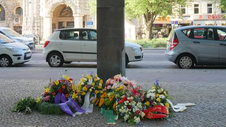 Gedenken an Magnus Hirschfeld in Berlin-Charlottenburg.