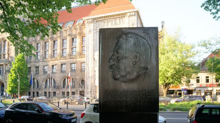 Die Gedenkstele für Magnus Hirschfeld gegenüber dem Rathaus Charlottenburg.