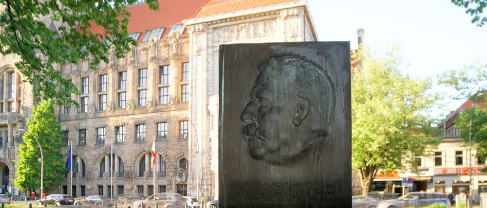 Die Gedenkstele für Magnus Hirschfeld gegenüber dem Rathaus Charlottenburg.