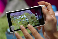 Da gingen sie noch gemeinsame Wege: 2016 läuft die Schutzvereinbahrung zwischen Nokia und Microsoft aus. Dann will Nokia wieder ins Mobil-Telefongeschäft einsteigen.