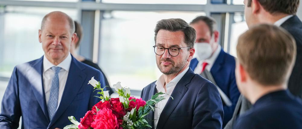 Bundeskanzler Olaf Scholz (l, SPD) gratuliert Thomas Kutschaty, SPD-Spitzenkandidat bei der Landtagswahl in Nordrhein-Westfalen.