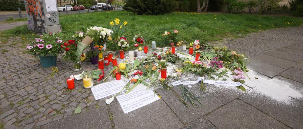 30.04.2022, Berlin: Dort, wo gestern eine sechsfache Mutter mit Messerstichen getötet wurde, wurden Blumen und Kerzen der Anteilnahme abgelegt. Foto: Jörg Carstensen/dpa +++ dpa-Bildfunk +++