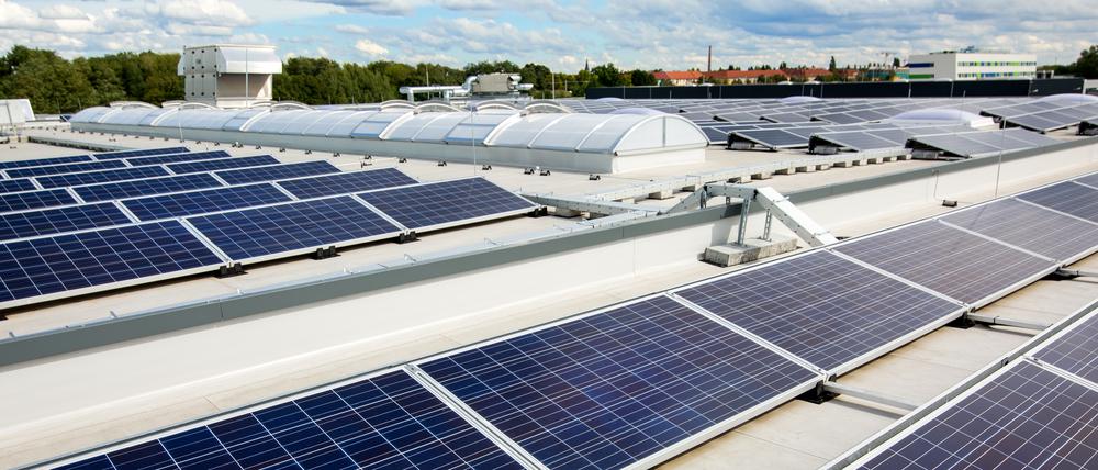 Energieautark. Zwei Drittel der Dachfläche der Ahlberg Metalltechnik GmbH sind mit Solarpaneelen bestückt.