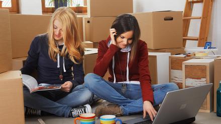 Zwei junge Frauen auf der Suche nach einer Wohnung