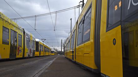 Hintereinander aufgereihte Straßenbahnen stehen auf Schienen im Depot der BVG in Berlin-Lichtenberg. Berlins Straßenbahnnetz soll weiter ausgebaut werden. Der Senat beschloss am Dienstag, die Planungen zweier Trassen voranzutreiben. (zu dpa: Senat beschließt Planungen für zwei neue Straßenbahnlinien) +++ dpa-Bildfunk +++