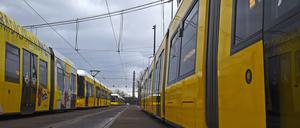 Hintereinander aufgereihte Straßenbahnen stehen auf Schienen im Depot der BVG in Berlin-Lichtenberg. Berlins Straßenbahnnetz soll weiter ausgebaut werden. Der Senat beschloss am Dienstag, die Planungen zweier Trassen voranzutreiben. (zu dpa: Senat beschließt Planungen für zwei neue Straßenbahnlinien) +++ dpa-Bildfunk +++