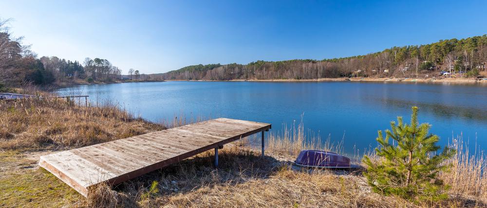 Am Sinken des Wasserstands von Seen wie dem Pinnower See in Brandenburg ist erkennbar, dass vor allem im Sommer weniger Wasser nachkommt, als durch Verdunstung und mancherorts auch Entnahme verloren geht.