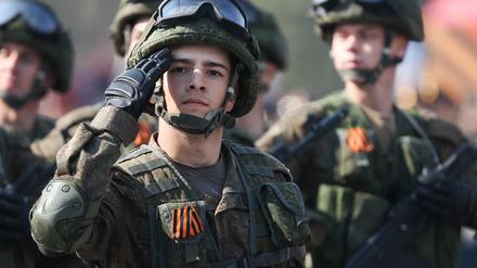 Soldaten bei der Siegesparade am 9. Mai 
