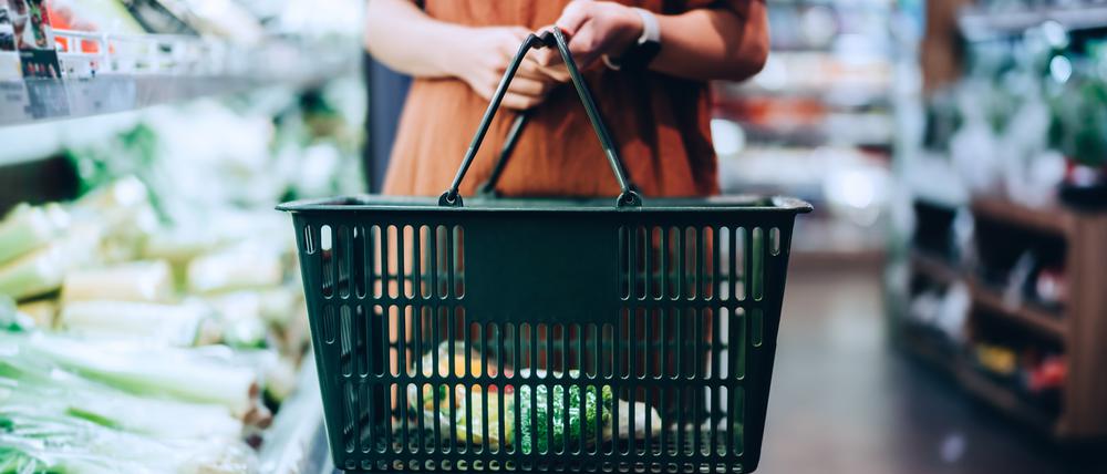 Der Einkaufskorb wird ärmer: Schon jetzt müssen viele Verbraucherinnen überlegen, was sie sich noch leisten können. Oder gehen immer öfter zum Discounter.