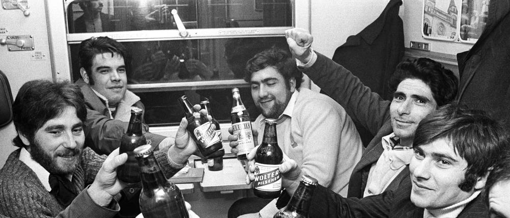 Bildnummer: 50649961 Datum: 19.12.1970 Copyright: imago/Rust
Italienische Gastarbeiter feiern im Zugabteil die Abreise in den Weihnachtsurlaub , Personen , innen, Innenansicht, optimistisch , Freude; 1970, sw, Wolfsburg, , Migranten, Urlaub, , Heimaturlaub, Mann, Männer, Italiener, Abteil, Zugreise; , quer, KBsw, Gruppenbild, Deutschland, , Gesellschaft, , / Bahn, Verkehr, Bahnfahrt, Bahnreise, Zugfahrt, Zug, Züge, Wanderarbeit, Wanderarbeiter Arbeitsmigrant, Arbeitsmigranten, Arbeitsmigration, Migrant, Migration