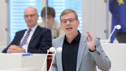Sebastian Walter (r), Fraktionsvorsitzender Die Linke, spricht während der 19. Sitzung des Brandenburger Landtages nach der Regierungserklärung von Ministerpräsident Dietmar Woidke (l).