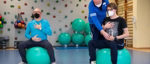 Long- und Post-Covid-Patienten können von angeleiteten Atemtrainings profitieren.