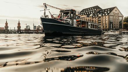 Mann an Bootsdeck stehend
