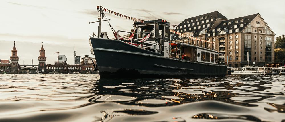 Mann an Bootsdeck stehend