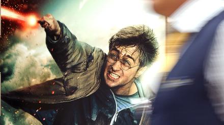 Ein Mann geht in einem Kino in Bremen an einem Pappaufsteller für einen „Harry Potter“-Film vorbei.