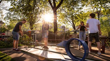 Beim Minigolfplatz am Hertzbergplatz kommt echtes Berlin-Gefühl auf.