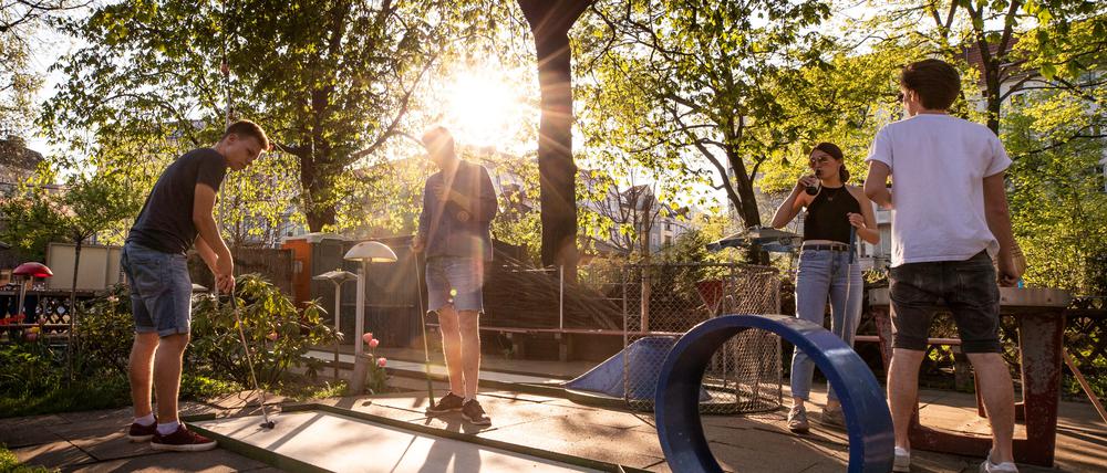 Beim Minigolfplatz am Hertzbergplatz kommt echtes Berlin-Gefühl auf.