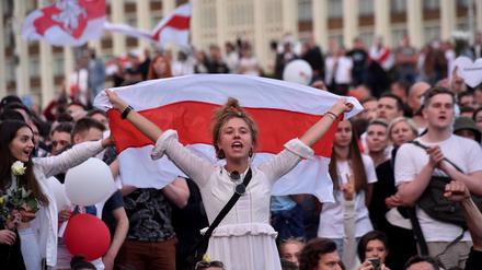 Nicht länger die Hunde Europas. Junge Frauen mit der weißrussischen Landesflagge Mitte August bei einer Kundgebung in Minsk.