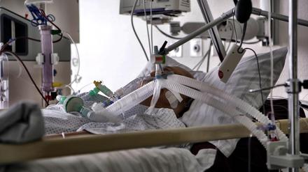 Viele Patienten, die an Covid-19 erkrankt waren, sind hinterher noch lange auf künstliche Beatmungshilfe angewiesen.