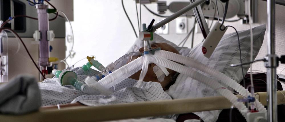 Viele Patienten, die an Covid-19 erkrankt waren, sind hinterher noch lange auf künstliche Beatmungshilfe angewiesen.