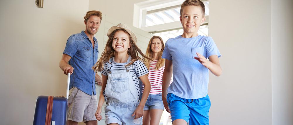 Endlich Ferien?! Laut einer Umfrage der Postbank aus diesem Jahr würden rund 28 Prozent der Deutschen mit minderjährigen Kindern gerne eine Ferienimmobilie ihr Eigen nennen. Im Durchschnitt hegt jeder sechste Befragte (16 Prozent) diesen Wunsch. Zehn Prozent der Familien besitzen bereits ein Ferienhaus oder eine Ferienwohnung – das sind doppelt so viele wie im Durchschnitt (fünf Prozent). 