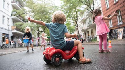  Kinder spielen auf der ersten temporären Spielstraße in Berlin. Der Abschnitt zwischen Grimmstraße und Graefestraße wird von dieser Woche an jeweils mittwochs von 14 bis 18 Uhr für den Autoverkehr gesperrt. 