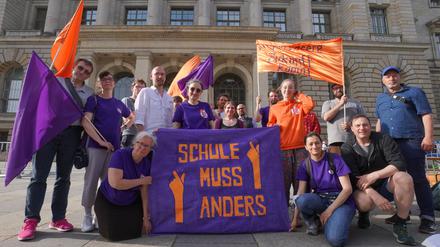 Vertreterinnen und Vertreter der Initiative „Schule muss anders“ forderten bei einer 24-stündigen Aktion vor dem Abgeordnetenhaus konkrete personelle und finanzielle Verbesserungen an den Berliner Schulen. Anlass war die zweite Lesung des Haushalts am Freitag im Bildungsausschuss.