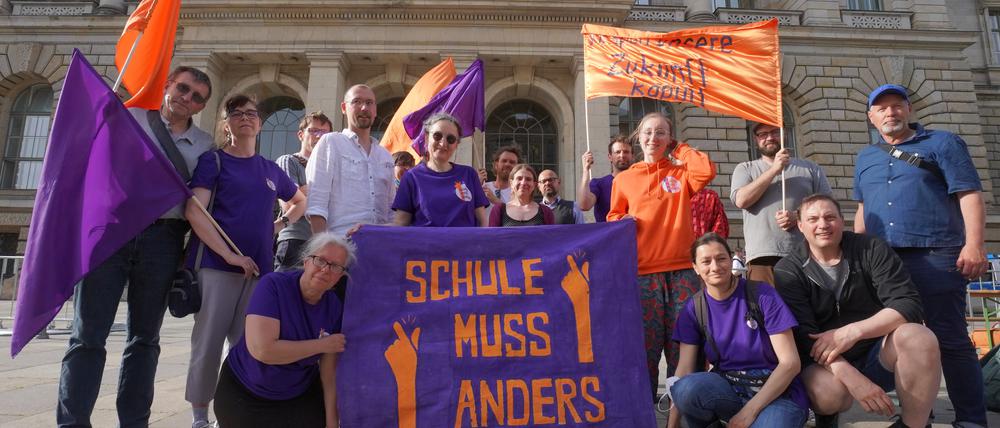 Vertreterinnen und Vertreter der Initiative „Schule muss anders“ forderten bei einer 24-stündigen Aktion vor dem Abgeordnetenhaus konkrete personelle und finanzielle Verbesserungen an den Berliner Schulen. Anlass war die zweite Lesung des Haushalts am Freitag im Bildungsausschuss.