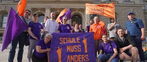 Vertreterinnen und Vertreter der Initiative „Schule muss anders“ forderten bei einer 24-stündigen Aktion vor dem Abgeordnetenhaus konkrete personelle und finanzielle Verbesserungen an den Berliner Schulen. Anlass war die zweite Lesung des Haushalts am Freitag im Bildungsausschuss.