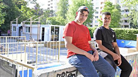 Fuer Jugendliche in Buckow fehlt Raum - hier machen sie sich ihre Räume aus ehemaligen Tempohomes.