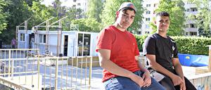 Fuer Jugendliche in Buckow fehlt Raum - hier machen sie sich ihre Räume aus ehemaligen Tempohomes.