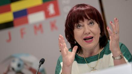 13.05.2022, Berlin: Astrid-Sabine Busse (SPD), Berliner Senatorin für Bildung, Jugend und Familie, spricht bei einer Pressekonferenz zu Ergebnissen der Jugend- und Familienministerkonferenz der Länder (JFMK). Foto: Britta Pedersen/dpa +++ dpa-Bildfunk +++