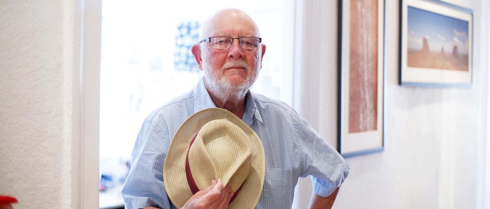 Der Fotograf Pavel Sticha in seiner Wohnung in Berlin-Charlottenburg