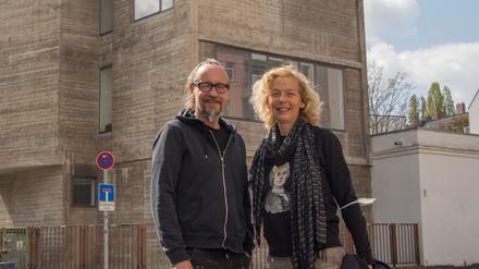 Die Initiatoren Les Schliesser (l.) und Daniela Brahm vor dem Turm auf dem ExRotaprint-Gelände. 