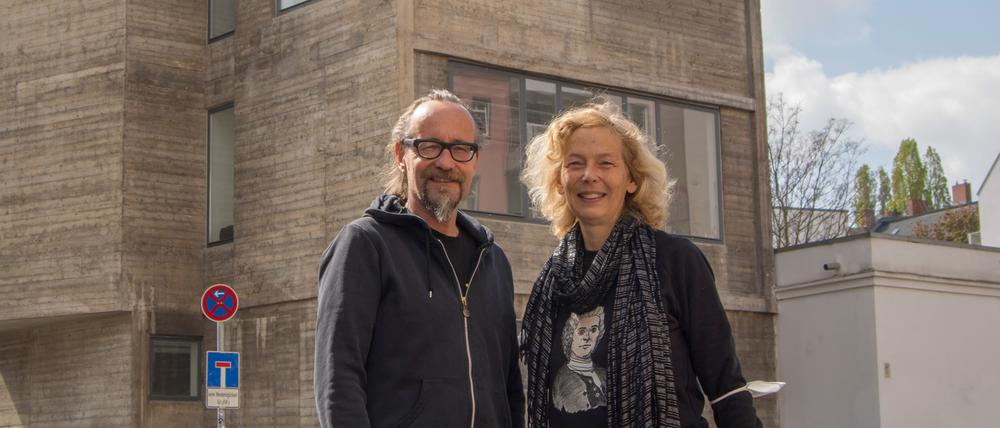 Die Initiatoren Les Schliesser (l.) und Daniela Brahm vor dem Turm auf dem ExRotaprint-Gelände. 