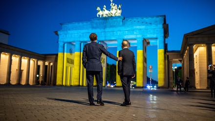 Solidarität mit der Ukraine. Frankreichs Staatschef Macron (links) und Kanzler Scholz Anfang Mai vor dem Brandenburger Tor. 