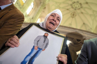 Verzweifelt. Die Mutter von Tahir Özbek hält eine Bild ihres getöteten Sohnes auf dem Gerichtsflur.