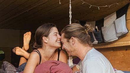 Veri und Mari in ihrem Camper Van, mit dem sie durch Europa fahren.