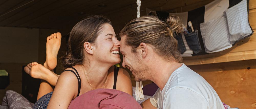Veri und Mari in ihrem Camper Van, mit dem sie durch Europa fahren.
