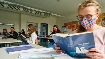  Kinder mit Vorerkrankungen schützen sich, indem sie auch im Unterricht Maske tragen.